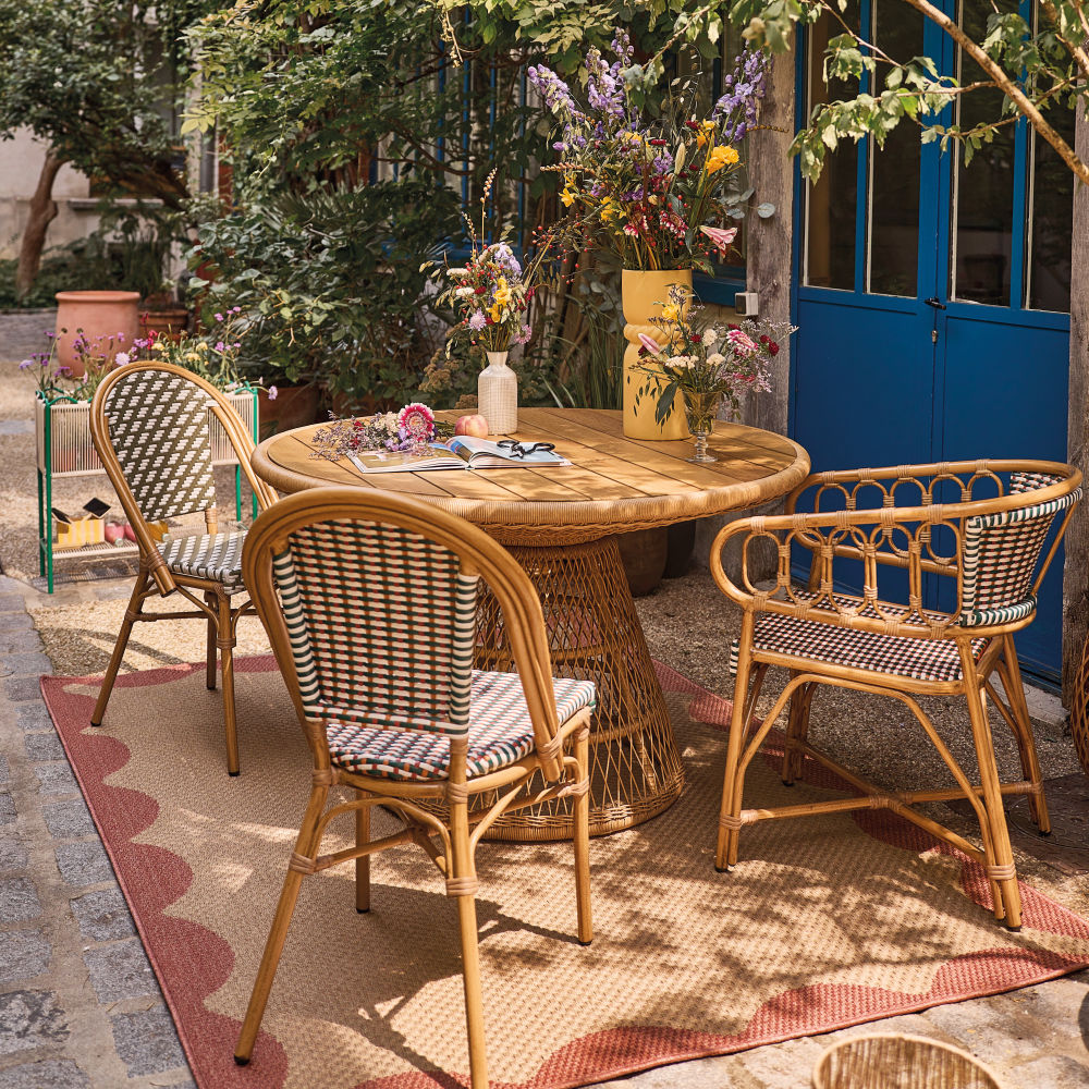Mobilier extérieur Kafe Business, chaise robuste en résine beige et structure noire, vue à Dakar, Sénégal