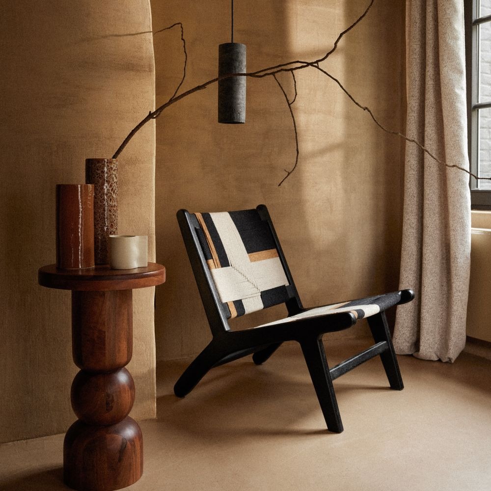 Fauteuil bas Swahi en bois de manguier et coton beige, noir et marron