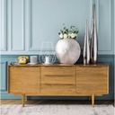 Buffet Portobello décoré dans un intérieur élégant avec mur bleu, Dakar, Sénégal.