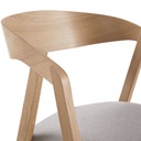 Chaise Oakham Business en hêtre avec accoudoirs en bois naturel et textile gris, vue rapprochée - Dakar, Sénégal