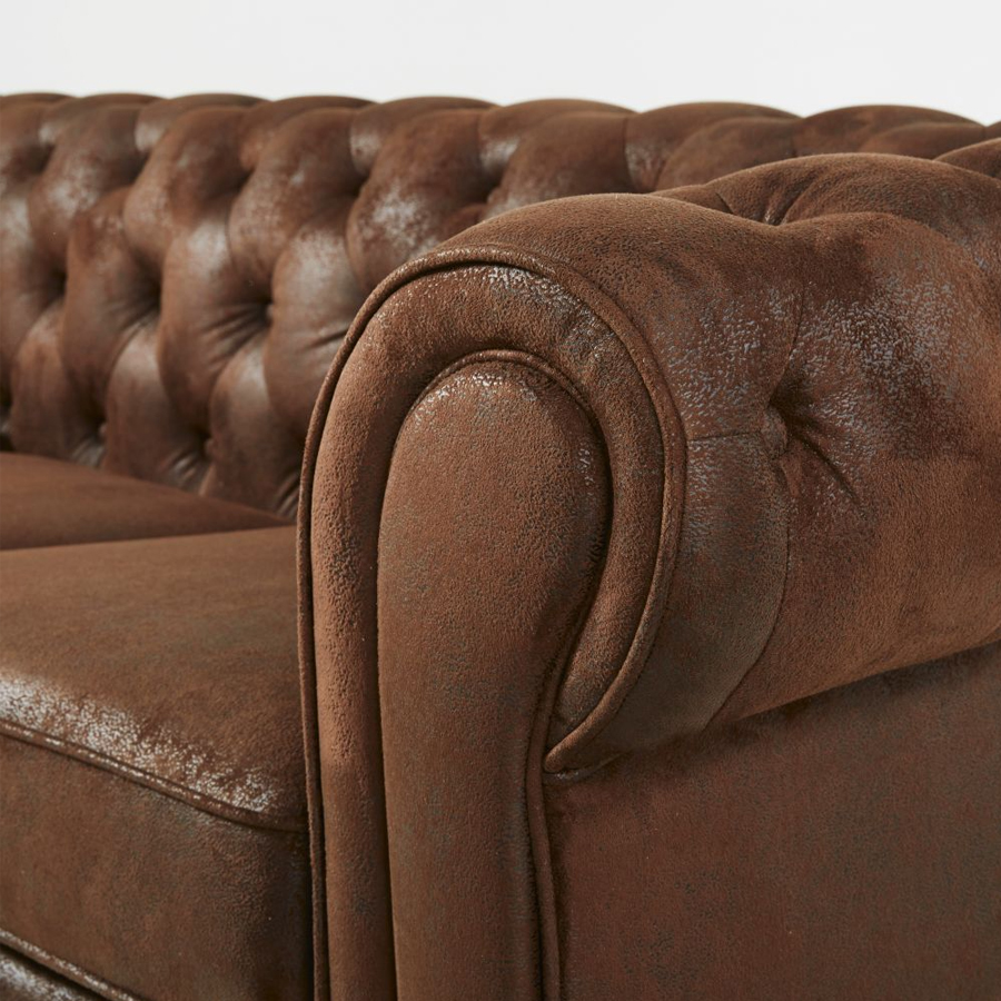 Détail des accoudoirs capitonnés du canapé Chesterfield, Dakar, Sénégal.