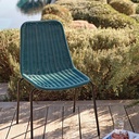 Mise en scène extérieure avec la chaise Boavista vert et métal noir - Dakar, Sénégal