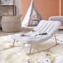 Chambre d'enfant décorée avec tapis Gaston en coton aux motifs graphiques multicolores, mobilier blanc et ambiance colorée - Dakar, Sénégal.