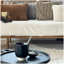 Gobelet Tribu grand modèle noir disposé sur une table en bois, avec une ambiance cosy et élégante - Dakar, Sénégal