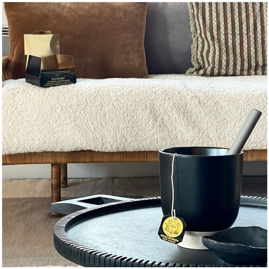 Gobelet Tribu grand modèle noir accompagné d'une étiquette de thé Rouge Bourbon, idéal pour un moment de détente - Dakar, Sénégal