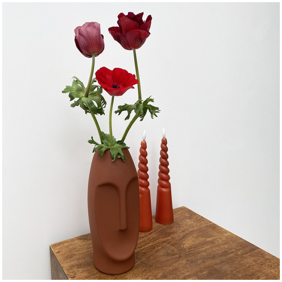 Bougies torsadées LED couleur tabac avec décoration florale dans un vase design - Dakar, Sénégal