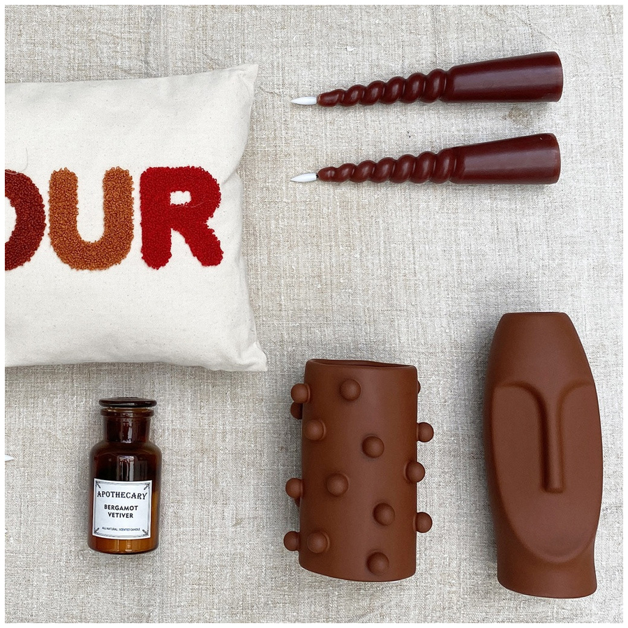 Bougies torsadées LED marron associées à des objets déco modernes, Dakar, Sénégal