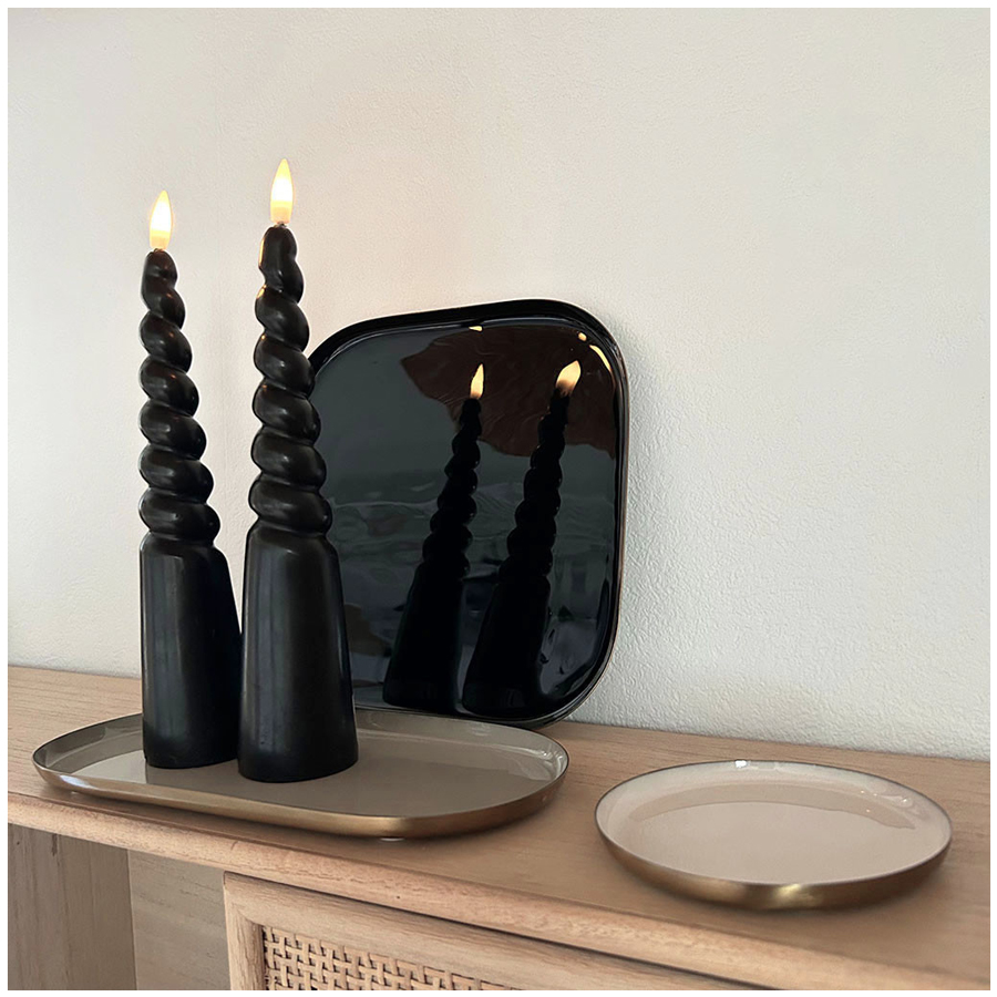 Bougies torsadées LED noires en cire naturelle sur un plateau en bois décoratif - Dakar, Sénégal.