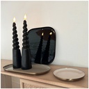 Bougies torsadées LED noires en cire naturelle sur un plateau en bois décoratif - Dakar, Sénégal.