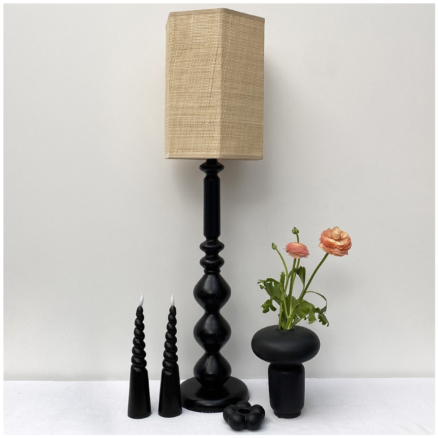 Ensemble décoratif avec bougies torsadées LED noires et lampe vintage sur une table - Dakar, Sénégal.