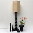 Ensemble décoratif avec bougies torsadées LED noires et lampe vintage sur une table - Dakar, Sénégal.