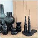 Bougies LED torsadées noires entourées de vases en verre noir et plateau artisanal - Dakar, Sénégal.