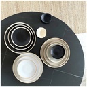 Service de vaisselle Wabi en grès sable et noir, disposé sur une table noire avec un style contemporain - Dakar, Sénégal"