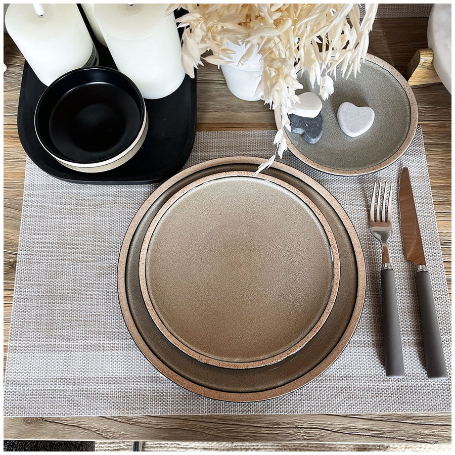 Assiette à dessert Wabi en grès sable, présentée sur une table élégamment dressée avec des couverts modernes - Dakar, Sénégal