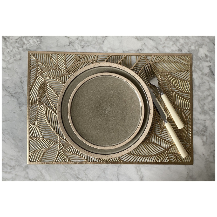 Assiette à dessert Wabi en grès sable, disposée sur un set de table en motif feuille doré, pour un style raffiné - Dakar, Sénégal