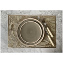 Assiette à dessert Wabi en grès sable, disposée sur un set de table en motif feuille doré, pour un style raffiné - Dakar, Sénégal
