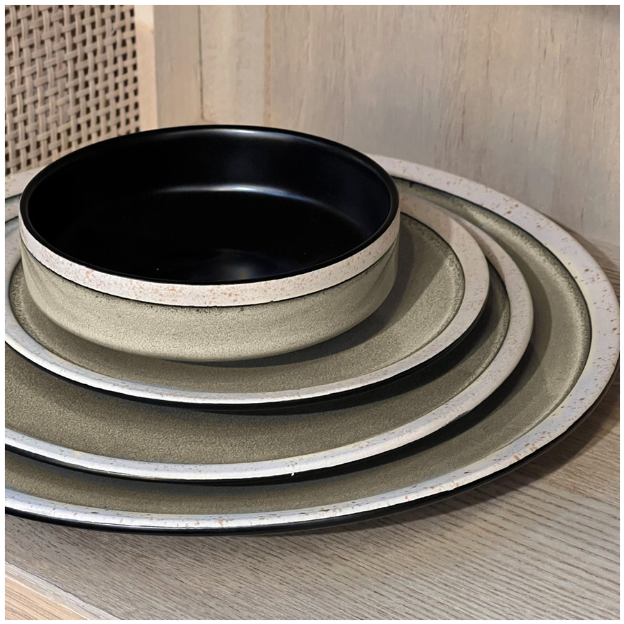 Collection de vaisselle Wabi en grès sable empilée, mettant en avant un design artisanal et contemporain - Dakar, Sénégal