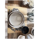 Assiette plate Wabi en grès sable, élégamment disposée sur un set de table avec un motif artistique - Dakar, Sénégal