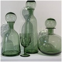 Verre à pied en verre vert avec un motif artistique de visage, design élégant et moderne. Dakar, Sénégal.