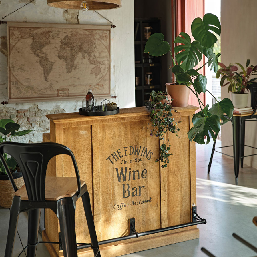 Ambiance chaleureuse avec le bar Germain en bois de manguier dans une salle de séjour élégante, Dakar, Sénégal.