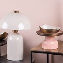 Coupe Venizia en métal de couleur rose avec une lampe blanche et un bol doré, posés sur une table - Dakar, Sénégal.
