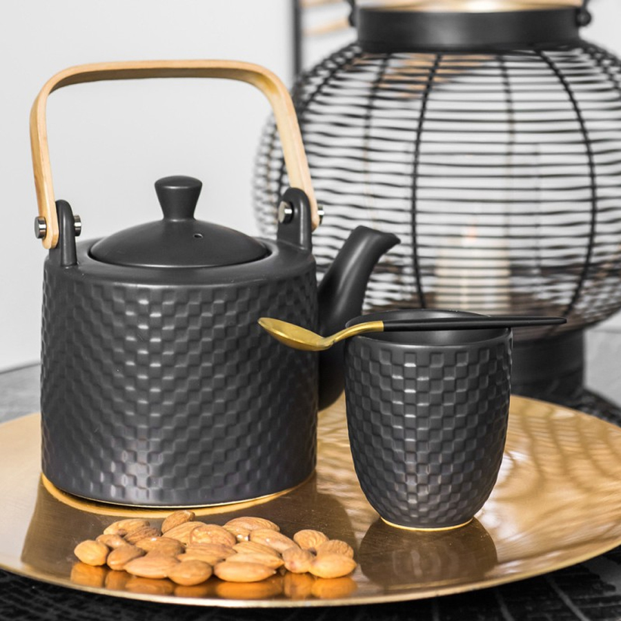 Théière Snow noir mat avec une tasse assortie, disposées sur un plateau doré avec des amandes, pour une présentation raffinée - Dakar, Sénégal