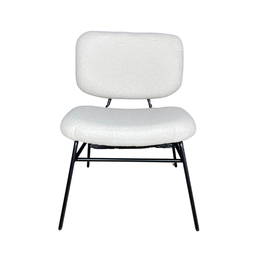 Fauteuil Maël en bouclettes blanches avec pieds en métal noir, vue de face, élégant et moderne - Dakar, Sénégal.