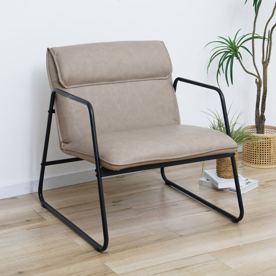 Fauteuil Eva en simili cuir taupe avec structure métallique noire, style industriel et moderne dans un intérieur lumineux Dakar, Sénégal.