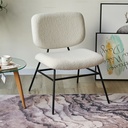 Fauteuil Maël en bouclettes blanches avec pieds en métal noir, intégré dans une décoration intérieure contemporaine - Dakar, Sénégal.