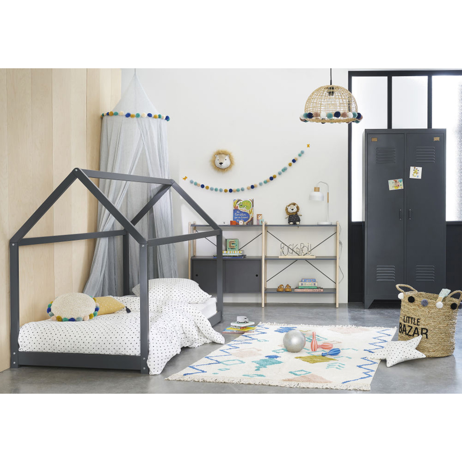 Chambre d'enfant décorée avec un panier Bazar en fibre végétale avec pompons gris - Dakar, Sénégal.