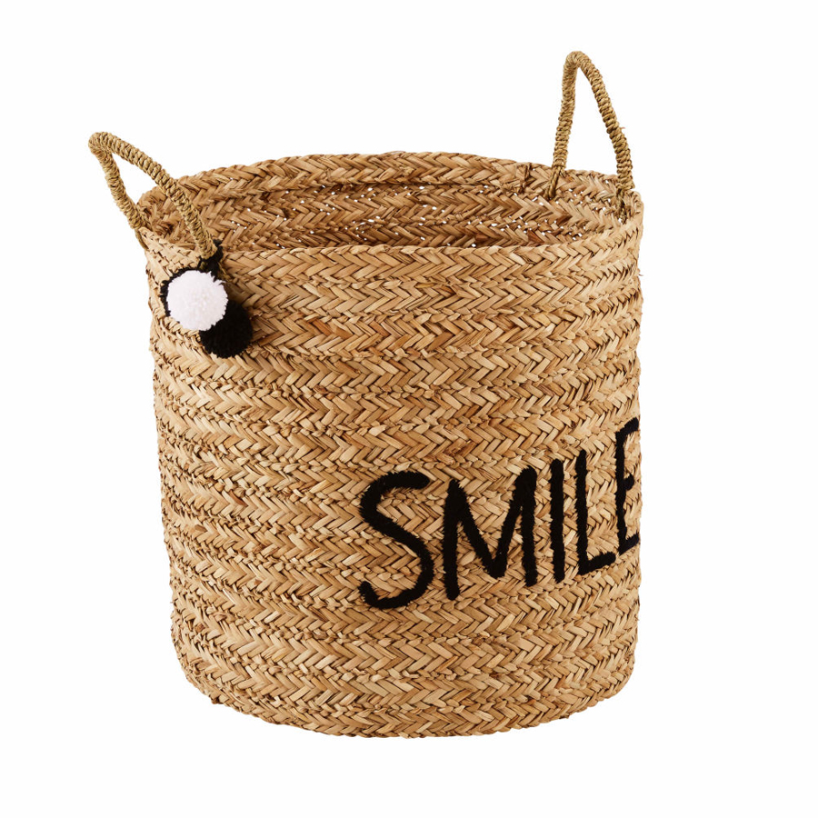 Panier brodé en vannerie Smile Joy avec inscription Smile, idéal pour ranger des jouets ou objets dans une chambre d'enfant. Dakar, Sénégal.