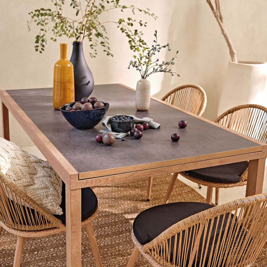 Chaise confort avec coussin noir pour une ambiance chaleureuse extérieure à Dakar, Sénégal