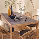Chaise confort avec coussin noir pour une ambiance chaleureuse extérieure à Dakar, Sénégal