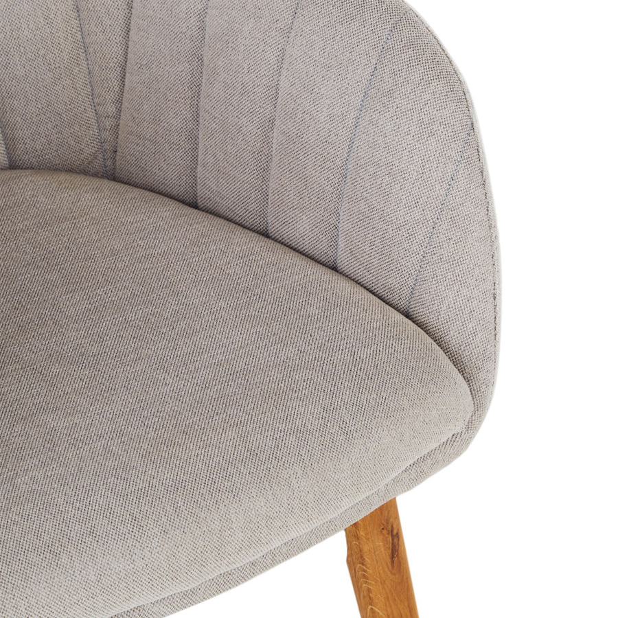 Zoom sur l'assise du fauteuil Archie, tissu gris clair tramé, détails des coutures et finition soignée - Dakar, Sénégal.