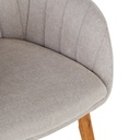 Zoom sur l'assise du fauteuil Archie, tissu gris clair tramé, détails des coutures et finition soignée - Dakar, Sénégal.