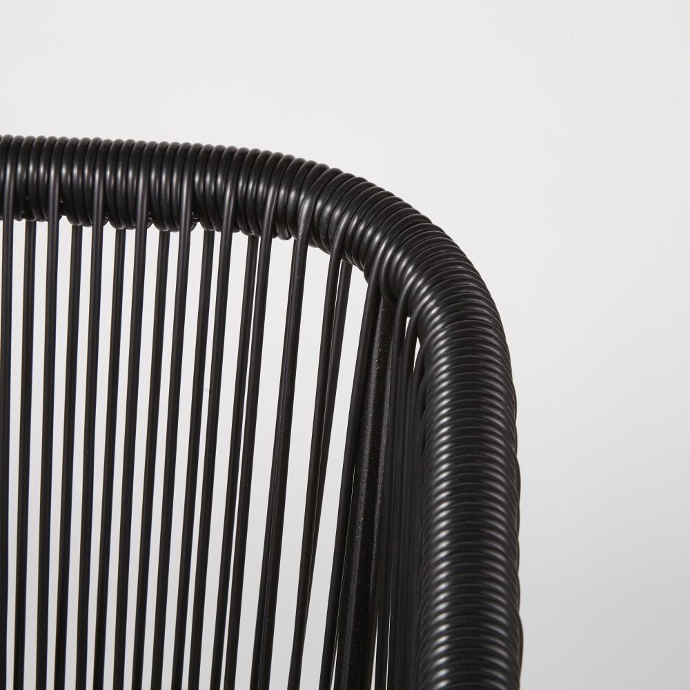 Détail du dossier en résine du fauteuil à dîner Arun noir. Dakar, Sénégal.