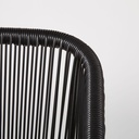 Détail du dossier en résine du fauteuil à dîner Arun noir. Dakar, Sénégal.