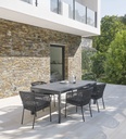 Ensemble de fauteuils Arun noirs autour d'une table, disposé sur une terrasse moderne. Dakar, Sénégal.