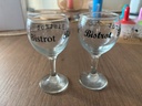Deux verres à pied style bistrot avec inscription noire, posés sur une table en bois - Dakar, Sénégal.