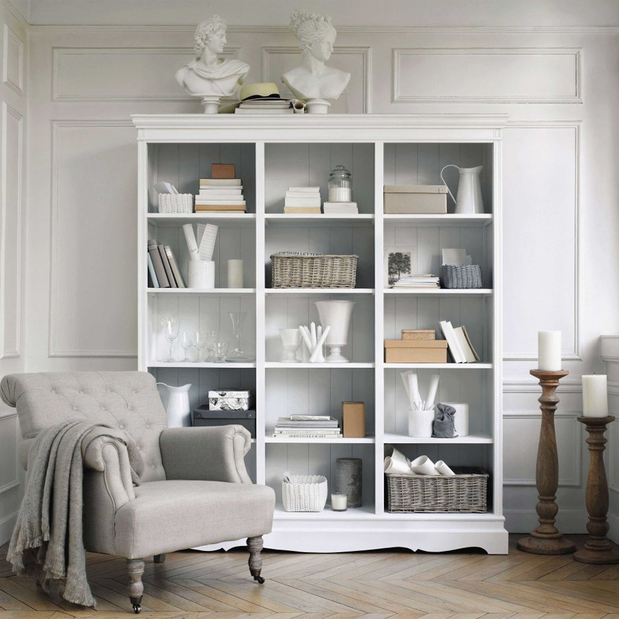Bibliothèque blanche Joséphine mise en valeur dans un salon au style classique et lumineux à Dakar, Sénégal.