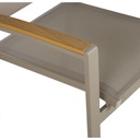 Détail des accoudoirs en bois du fauteuil de jardin taupe, Dakar, Sénégal.