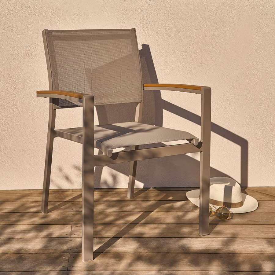 Fauteuil de jardin aluminium taupe exposé sur une terrasse, Dakar, Sénégal.