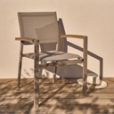 Fauteuil de jardin aluminium taupe exposé sur une terrasse, Dakar, Sénégal.