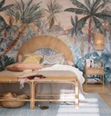 Chambre avec décoration exotique et papier peint Tanger panoramique intissé jungle verte, rose et marron à Dakar, Sénégal.