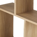 Détail des finitions en bois de chêne de l'étagère Aluanda. Disponible à Dakar, Sénégal.