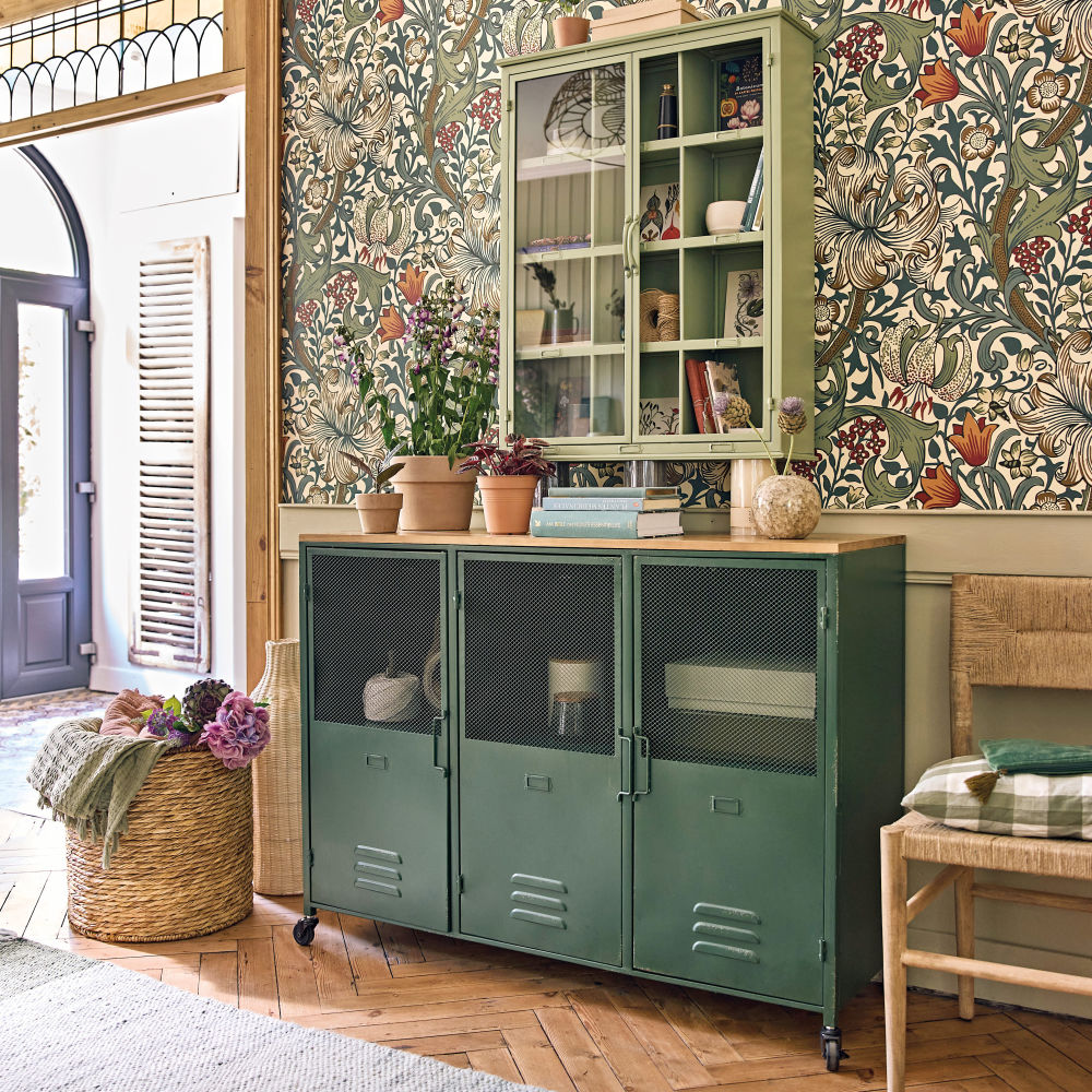 Buffet industriel vert dans un intérieur vintage fleuri, Dakar, Sénégal.