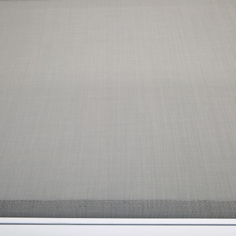 Zoom sur la toile plastifiée gris clair du bain de soleil Hawaï, résistante et confortable, Dakar, Sénégal