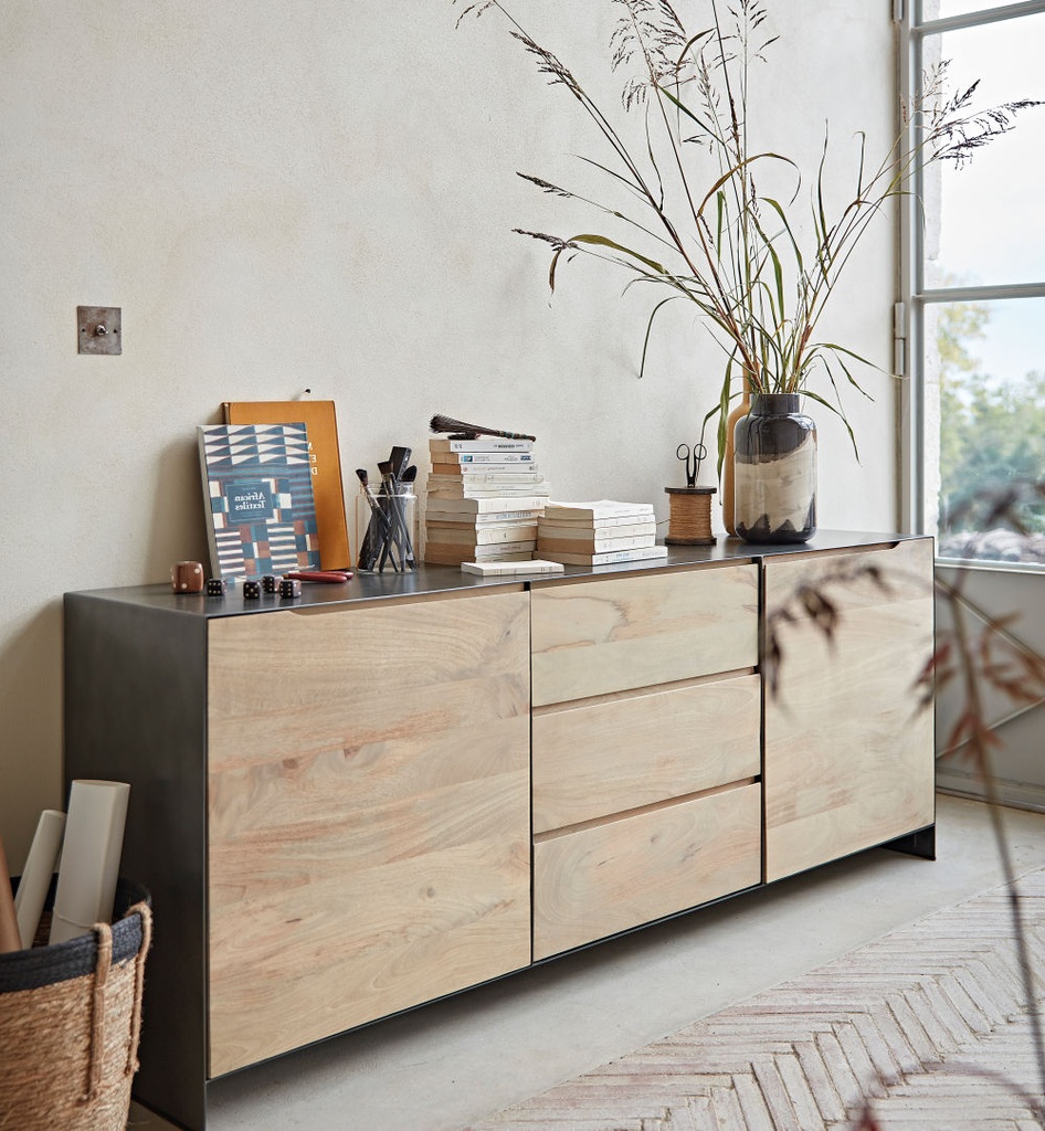 Buffet en bois naturel avec plateau décoré, intérieur moderne, Dakar, Sénégal.