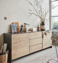 Buffet en bois naturel avec plateau décoré, intérieur moderne, Dakar, Sénégal.