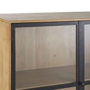 Détail de la vitrine Wayampi, mettant en valeur les finitions en bois de manguier massif et le cadre en métal noir à Dakar, Sénégal.